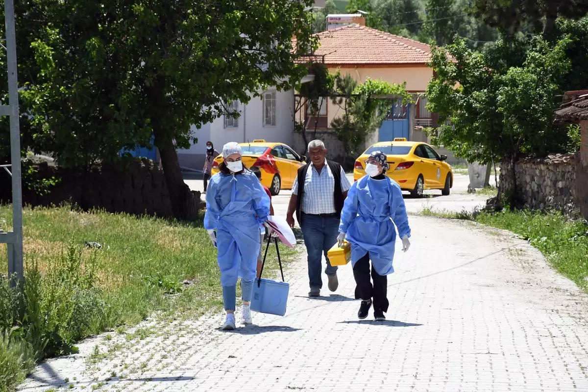 Çorum\'da yaşayan yaşlı çift tarlada aşılandı