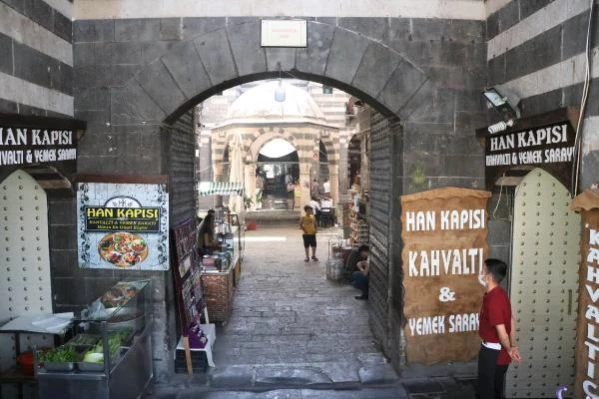 DİYARBAKIR'DA TARİHİ MEKANLARDAKİ KAHVALTI SALONLARINDA YOĞUNLUK