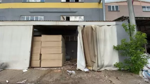 FABRİKANIN ÇATISINDAN DÜŞEN İŞÇİ, AĞIR YARALANDI - Son Dakika