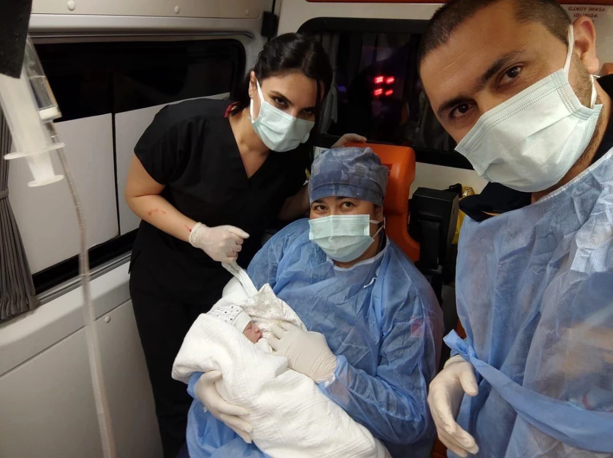 Son dakika haberleri: Genç anne hastaneye giderken ambulansta doğum yaptı