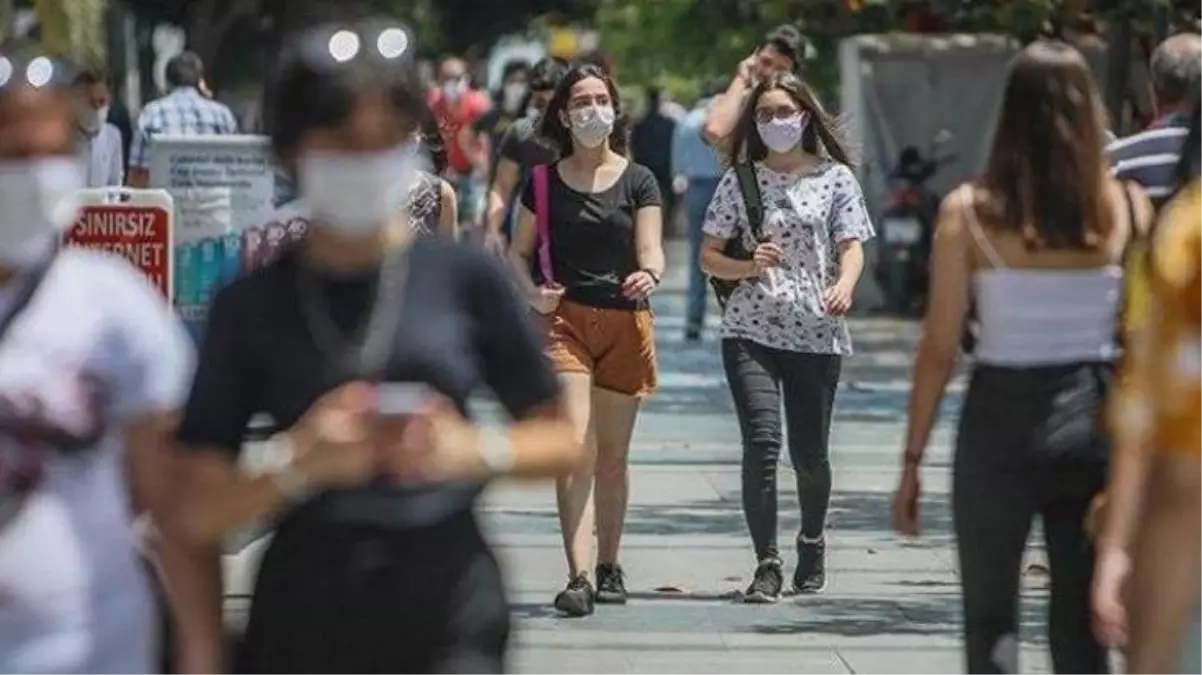 Hafta içi 22.00-05.00 saatleri arasında getirilen sokağa çıkma kısıtlaması sosyal medyada büyük ses getirdi