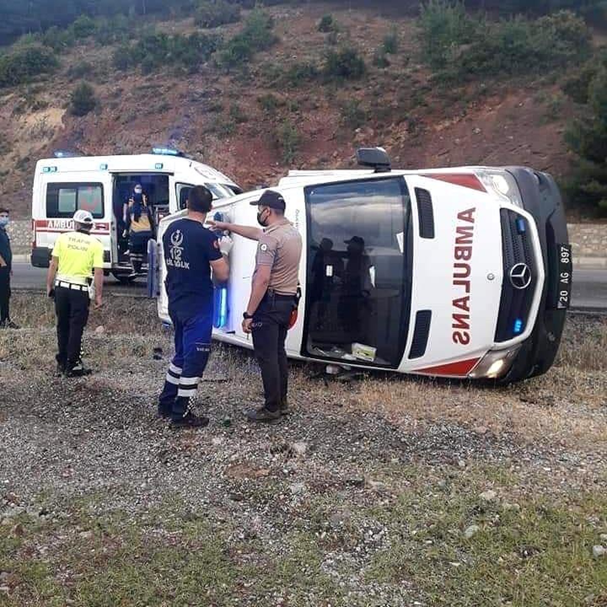 Hasta taşıyan ambulans kaza yaptı; 4 yaralı