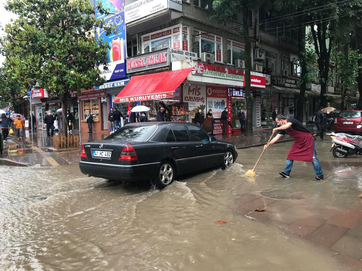 Hendek\'te sağanak etkili oldu