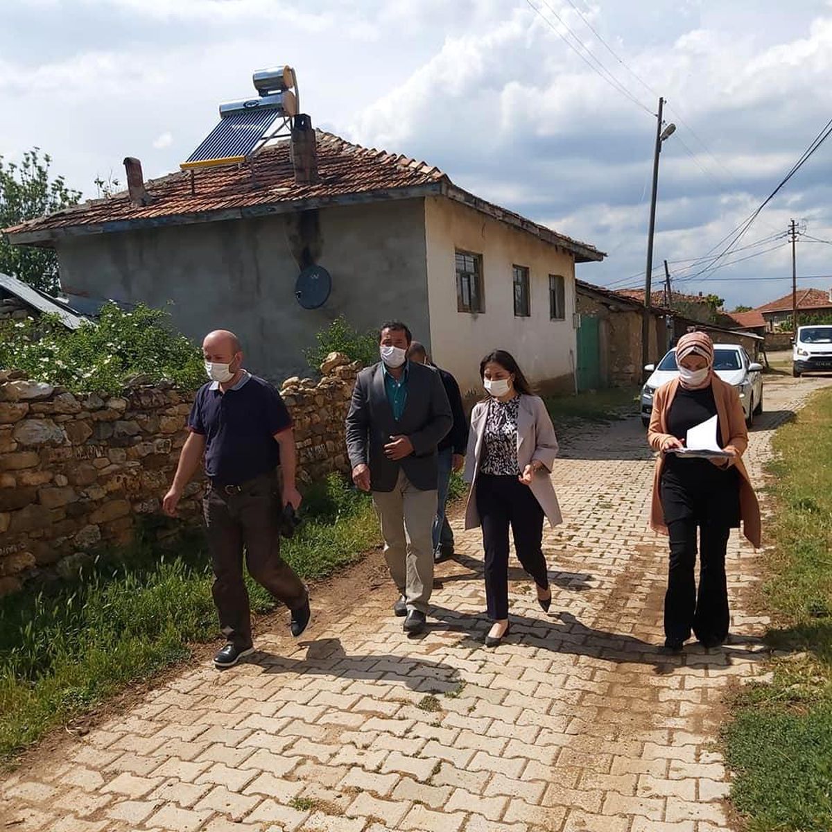 İhtiyaç sahibi aileleri evlerinde ziyaret etti