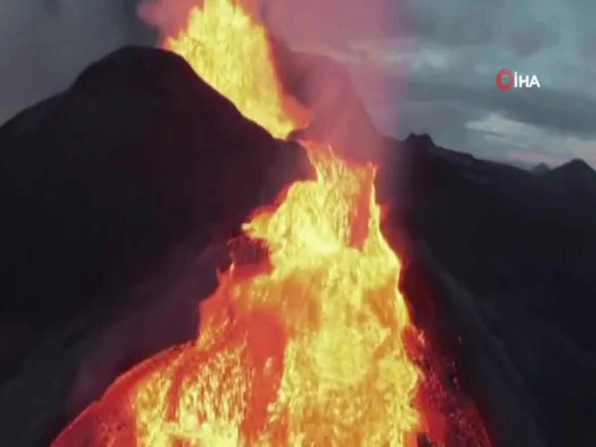 İzlanda\'da patlayan yanardağı görüntüleyen İHA lavların içinde kayboldu