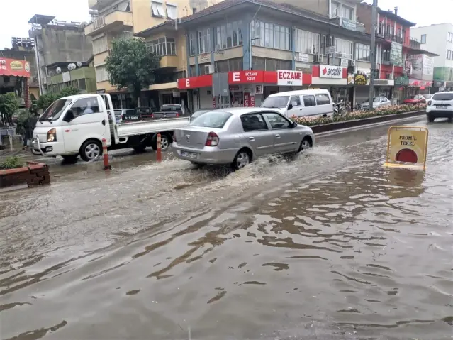 İZMİR- Sağanak hayatı olumsuz etkiledi