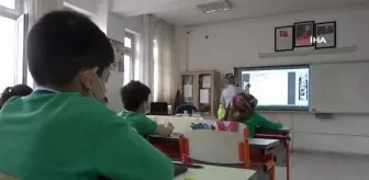 Kademeli normalleşme sürecinde okullar açıldı, öğrencilere süt dağıtıldı