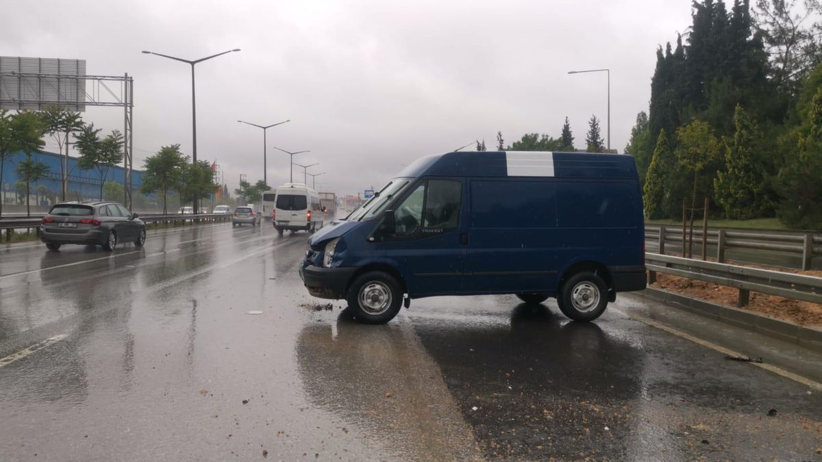 Kocaeli\'de bariyerlere çarpan panelvanın sürücüsü yaralandı