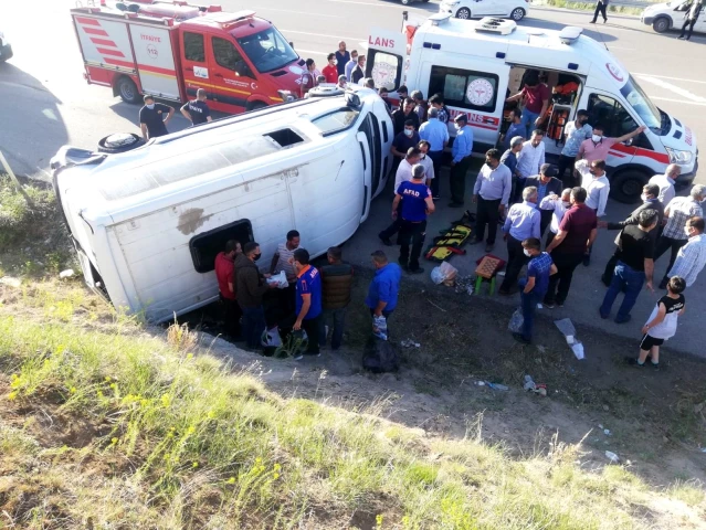 Lastiği patlayan minibüs devrildi: 8 yaralı