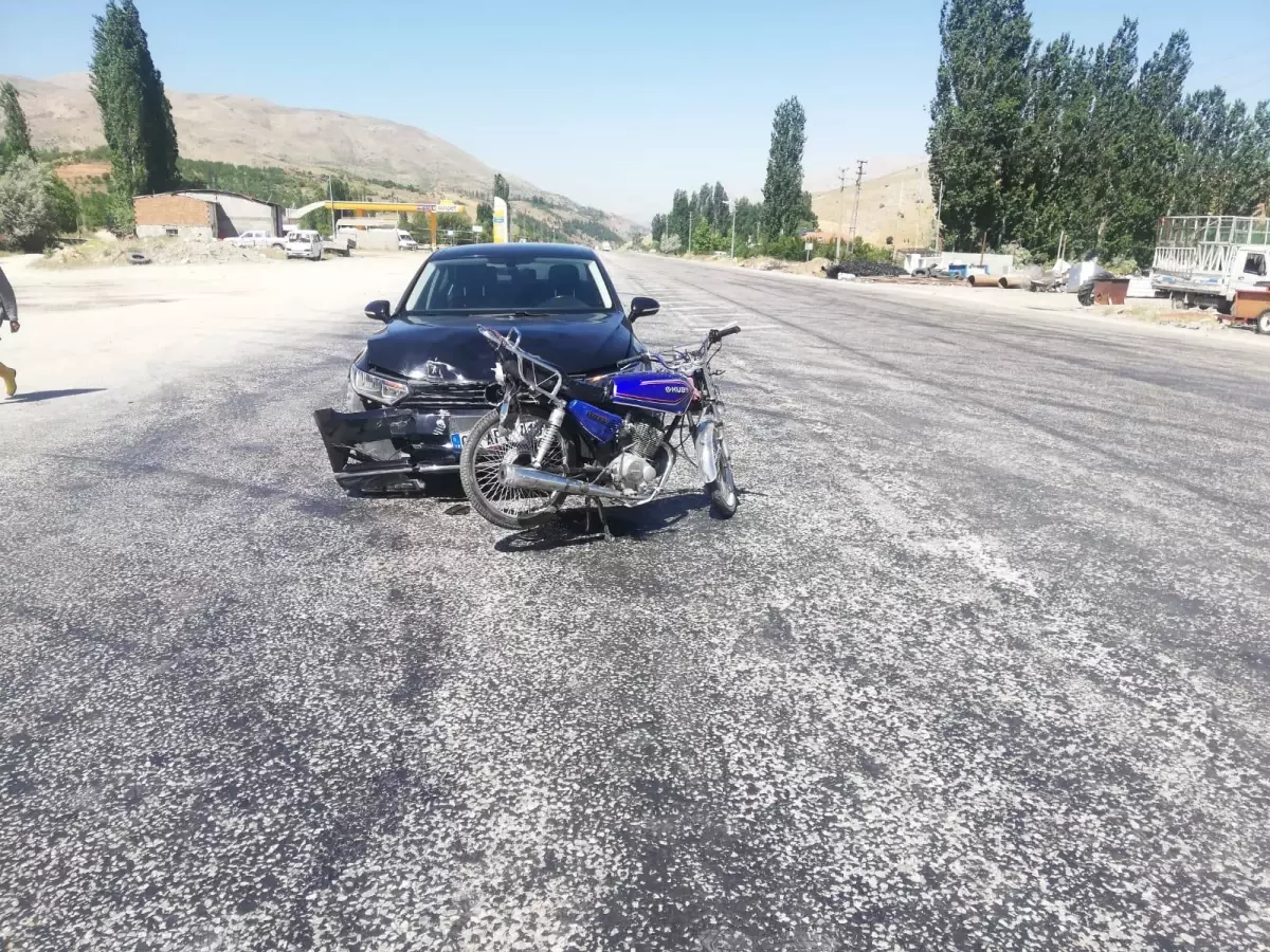 Malatya\'da otomobilin çarptığı motosiklet sürücüsü yaralandı