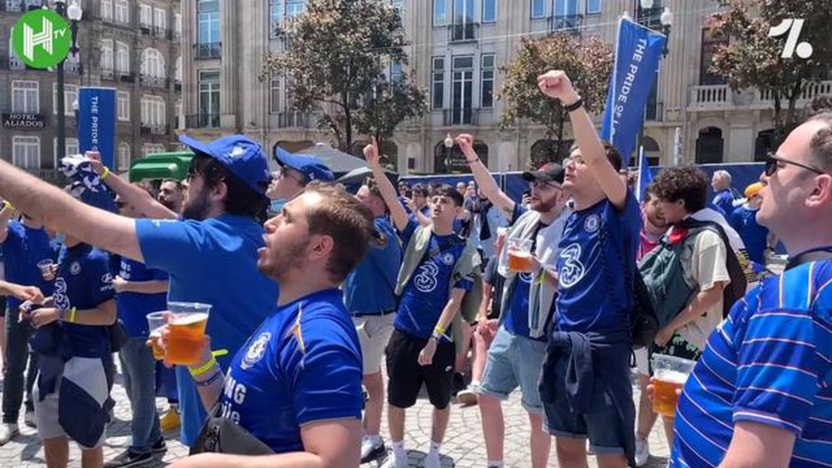 Manchester City ve Chelsea\'li Taraftarlar Şampiyonlar Ligi Finali Öncesi Birlikte Marş Söyledi