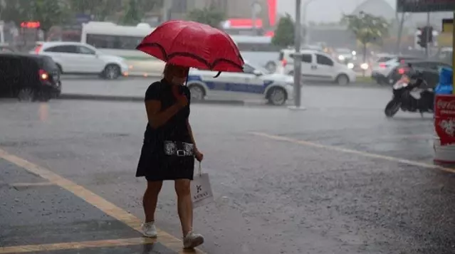 Meteoroloji'den 4 bölgeye ve 3 ile kuvvetli yağış uyarısı Meteoroloji'den 4 bölgeye ve 3 ile kuvvetli yağış uyarısı