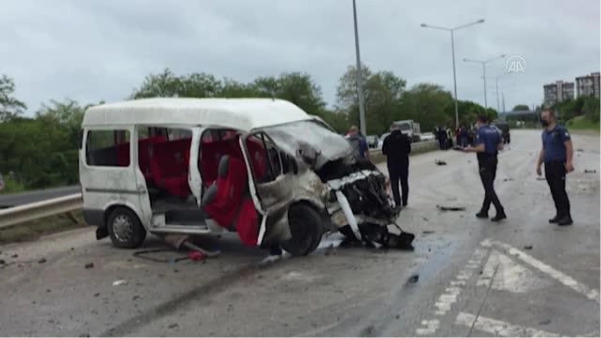 Minibüs ile kamyonet çarpıştı: 13 yaralı