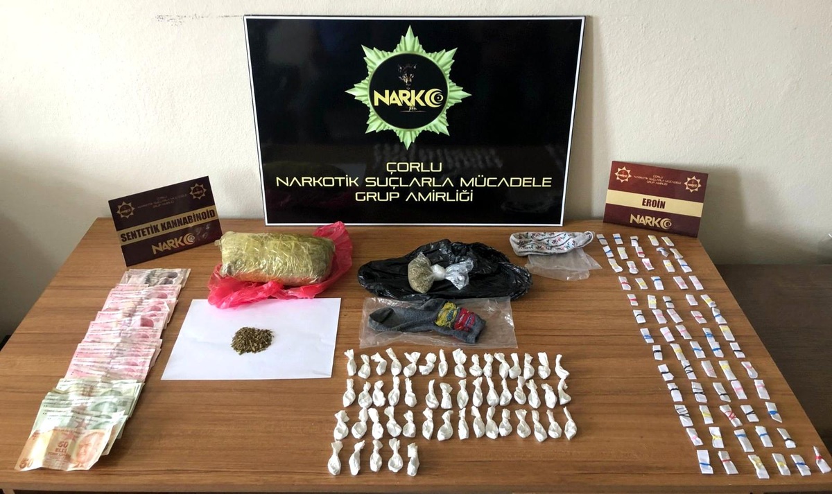 Moloz yığınları arasından uyuşturucu fışkırdı
