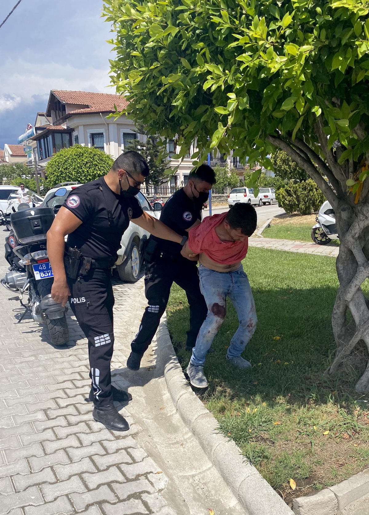 Muğla\'da tartıştığı kişiyi bıçakladığı iddia edilen şüpheli yakalandı