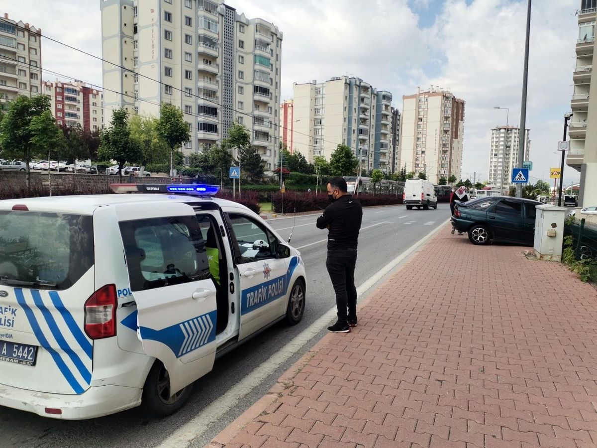 Otomobil bahçeye girdi