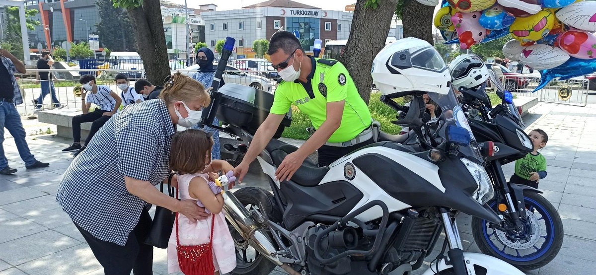 Polis ekipleri çocukların sevgisine duyarsız kalmıyor