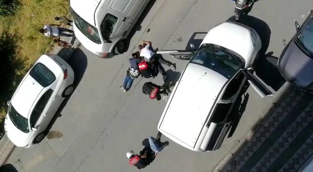 Son dakika! Polis yere dökülen uyuşturucuyu süpürge ve kürek ile topladı