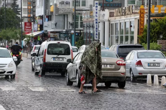 Saganak Yagmura Sahilde Yakalanip Kacacak Yer Aradilar Son Dakika