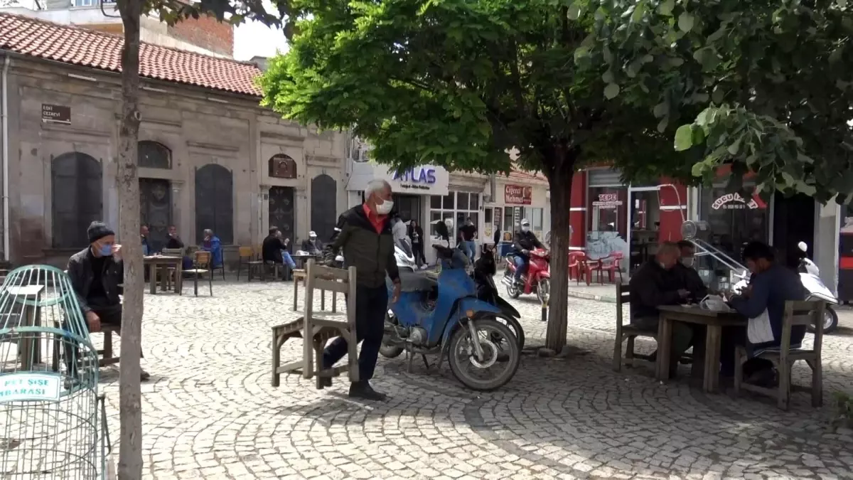 Sındırgı\'da aylar sonra kepenk açan esnaf memnun