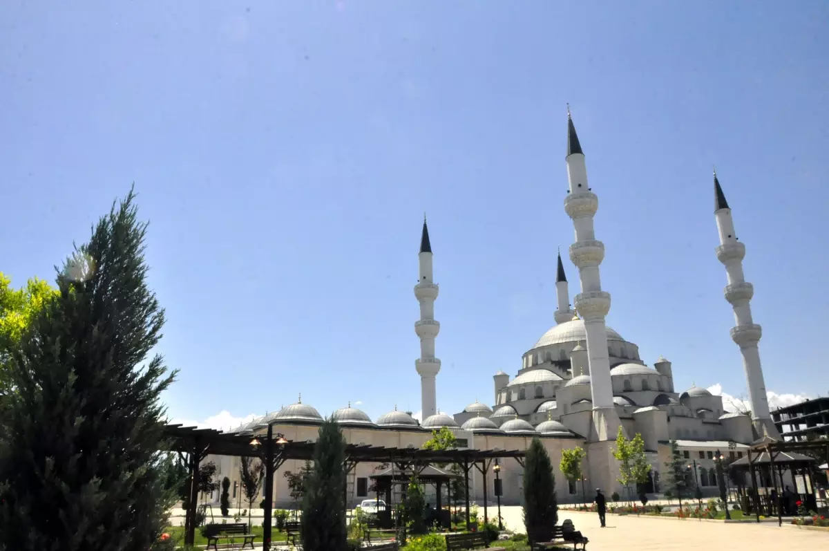 Türk hayırseverin Kırgızistan\'a getirdiği Kabe örtüsünün bir bölümü, Bişkek Merkez Camisine hediye edildi