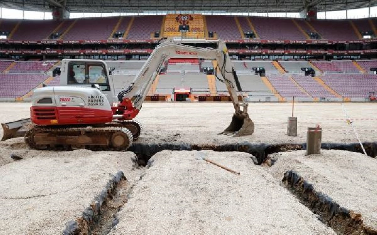 Türk Telekom Stadı\'nda çim yenileme çalışmaları sürüyor