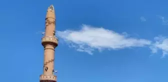 Yıldırım düşen caminin minaresi yıkıldı