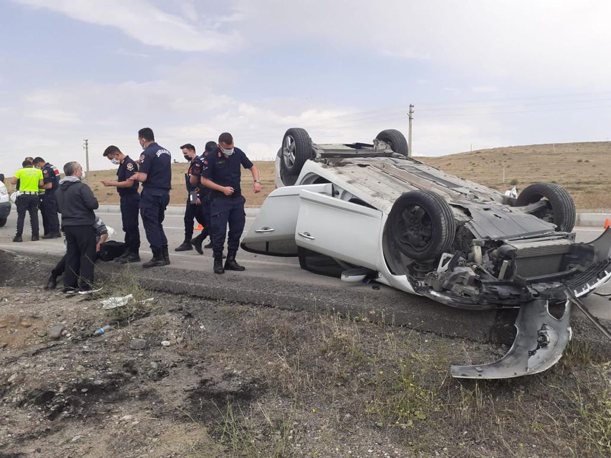 Yozgat\'ta devrilen otomobildeki 3 kişi yaralandı