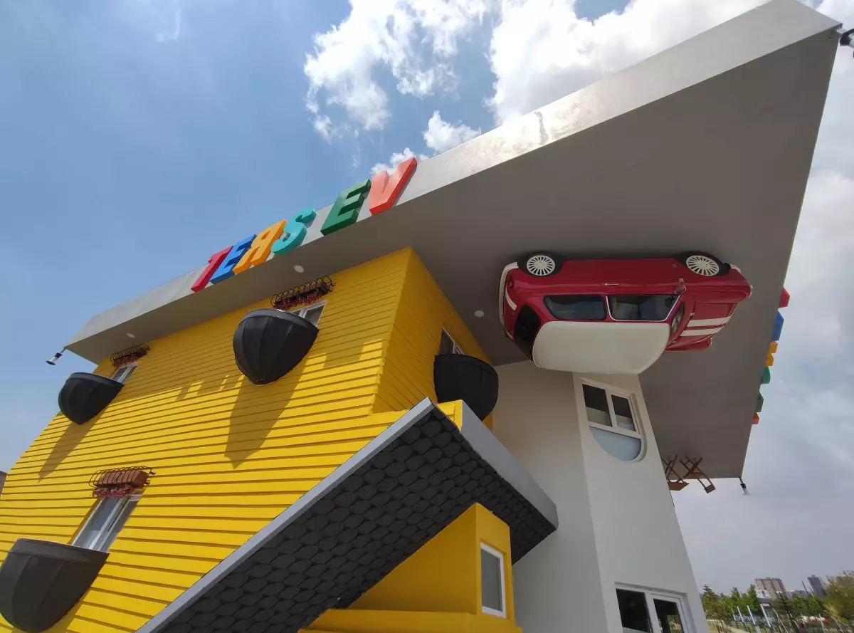 Adana\'da inşa edilen "Ters Ev" ziyarete açıldı