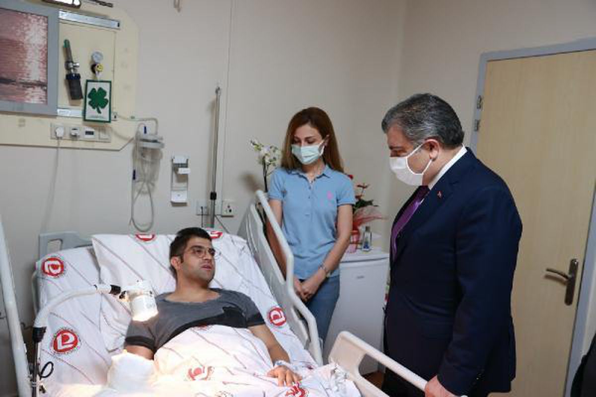 Son dakika haberi: Bakan Koca, hastasının saldırısına uğrayan asistan doktoru ziyaret etti
