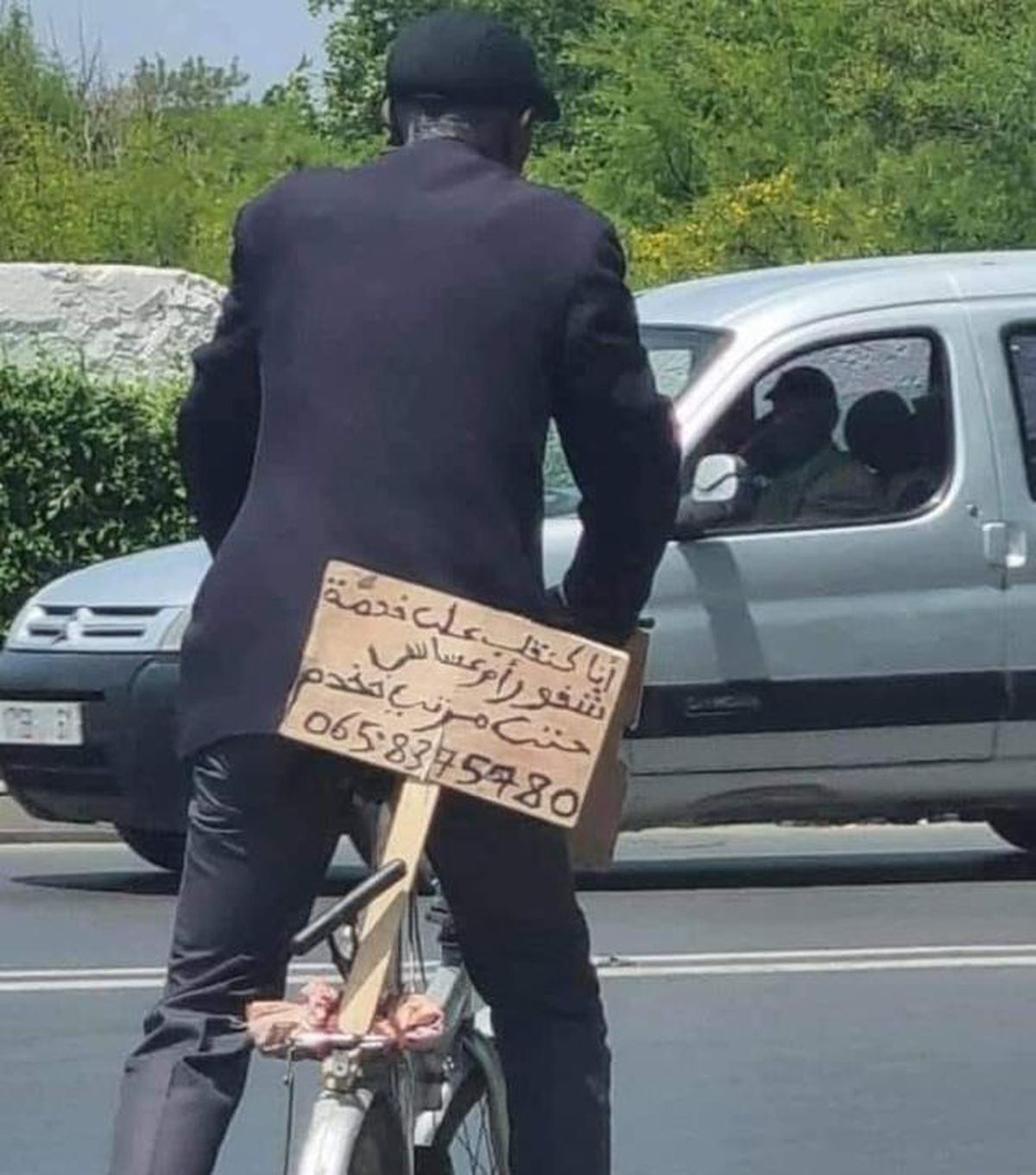 Bisikletine astığı "İş arıyorum" pankartıyla sokak sokak gezdi