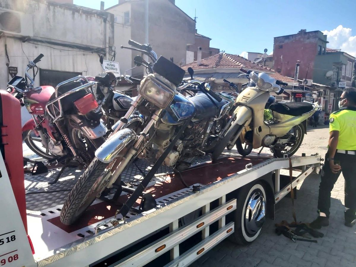 Burhaniye\'de polis tescilsiz motosikletleri topladı