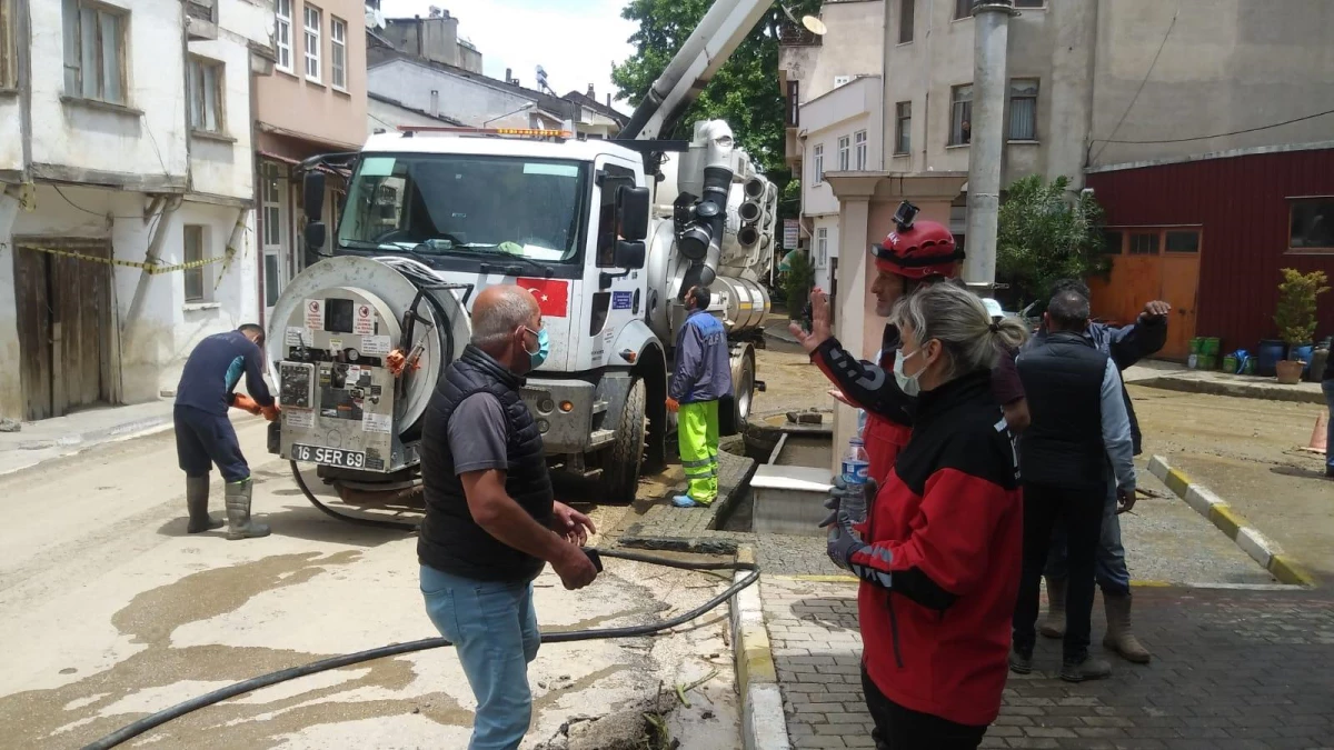 Bursa\'nın turistik bölgelerinden Tirilye\'de sağanak, parke taşlarını yerinden söktü