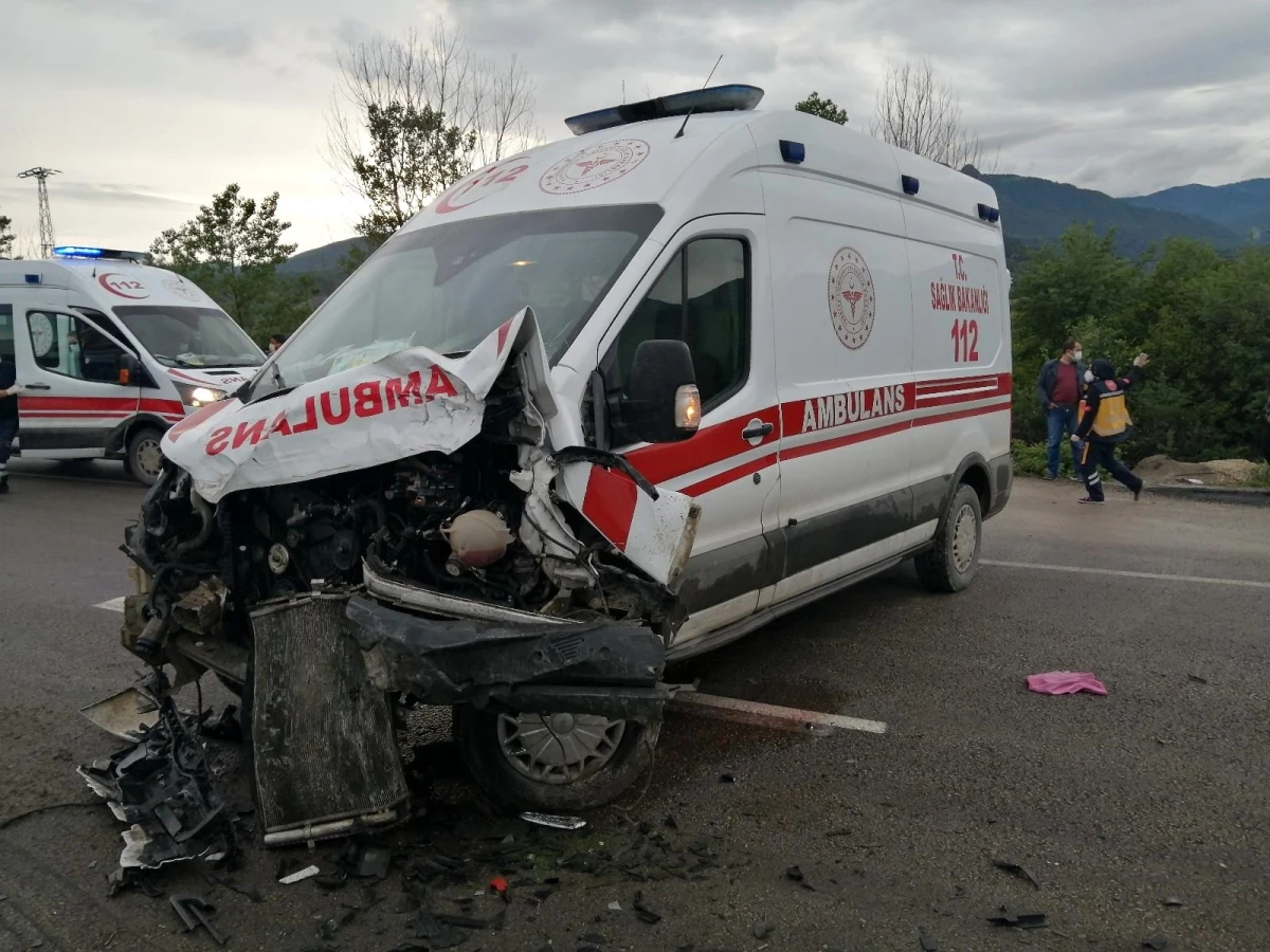 Son dakika! Covid-19 hastası taşıyan ambulans minibüs ile çarpıştı