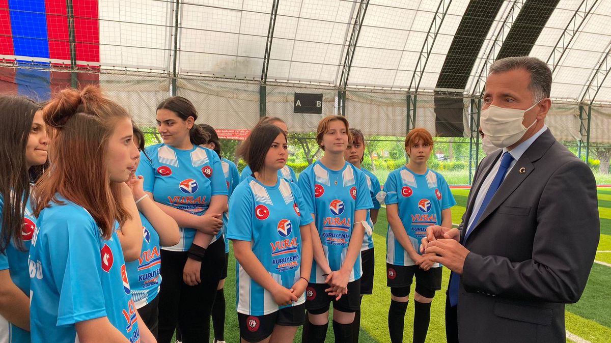 Çubuk Milli Eğitim Müdürü Kılıç\'tan, bayan futbol takımına ziyaret