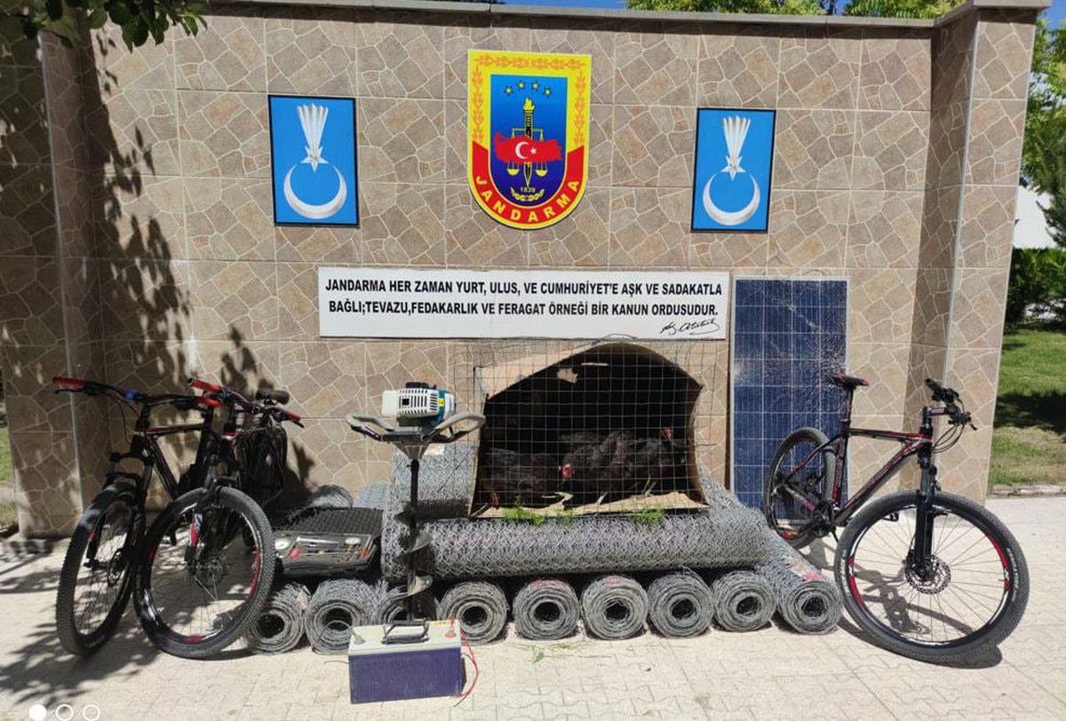 Erzincan\'da hırsızlık yaptıkları iddia edilen 4 şüpheli, JASAT dedektiflerince yakalandı