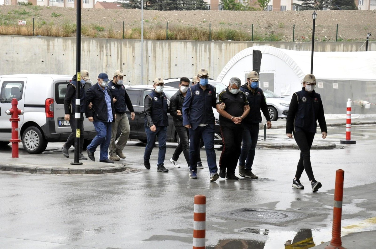 Eskişehir\'de FETÖ operasyonu: 3 gözaltı