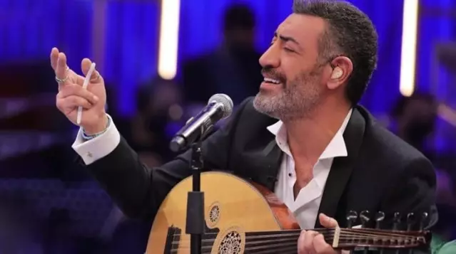 Hakan Altun, enstrümanının tellerini keserek müzisyenlerin çalışamamasına tepki gösterdi Hakan Altun, enstrümanının tellerini keserek müzisyenlerin çalışamamasına tepki gösterdi