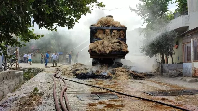 Hatay'da saman yüklü kamyon yandı Hatay'da saman yüklü kamyon yandı