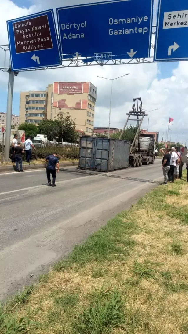 Hatay'da tırın açılan dorsesi yön levhalarına çarptı Hatay'da tırın açılan dorsesi yön levhalarına çarptı