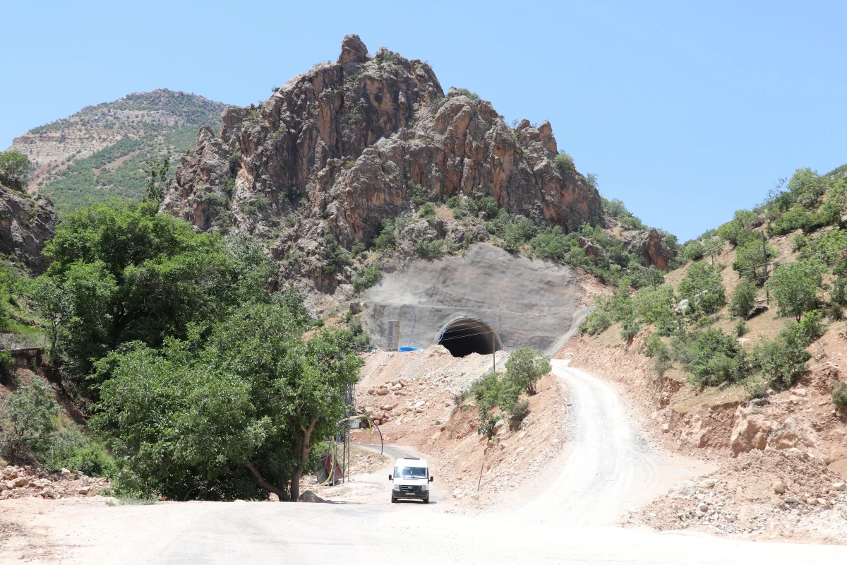 Huzurun tesis edildiği Siirt ve Şırnak\'ta dağlarda açılan tünellerle ulaşım kolaylaşacak