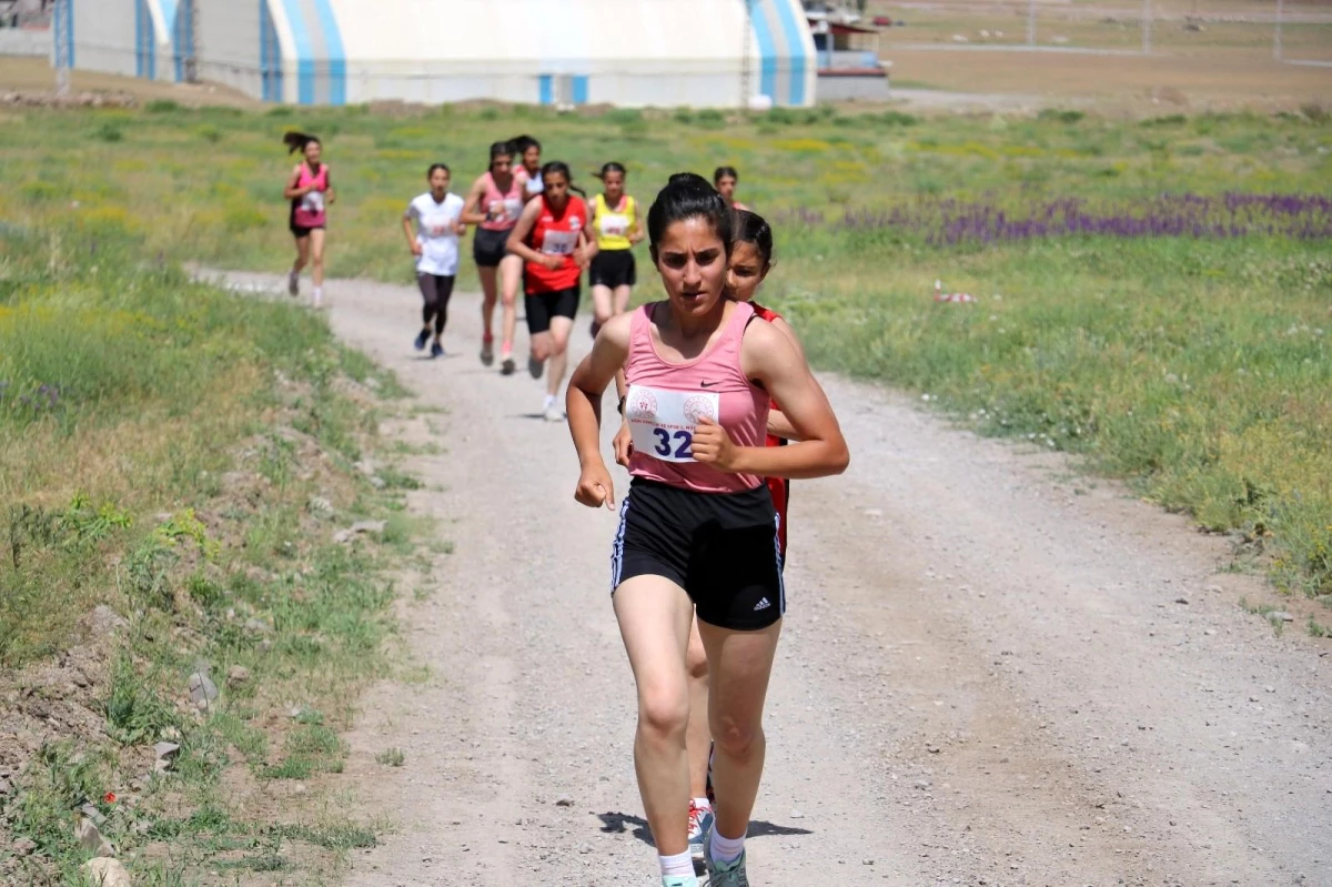 İshak Paşa Sarayı\'nda, Dağ Koşuları Türkiye Şampiyonası düzenlendi