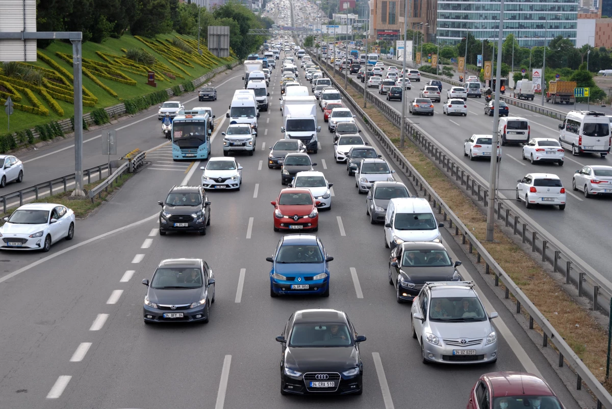 İstanbul\'da kademeli normalleşmeyle trafik yoğunluğu yaşanıyor