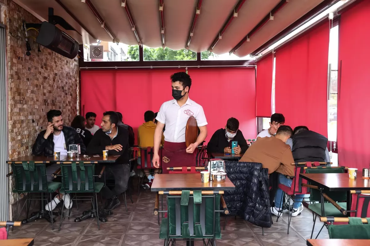 İstanbul\'daki işletmeler, kademeli normalleşme kapsamında müşterileriyle iş yerlerinde yeniden buluştu