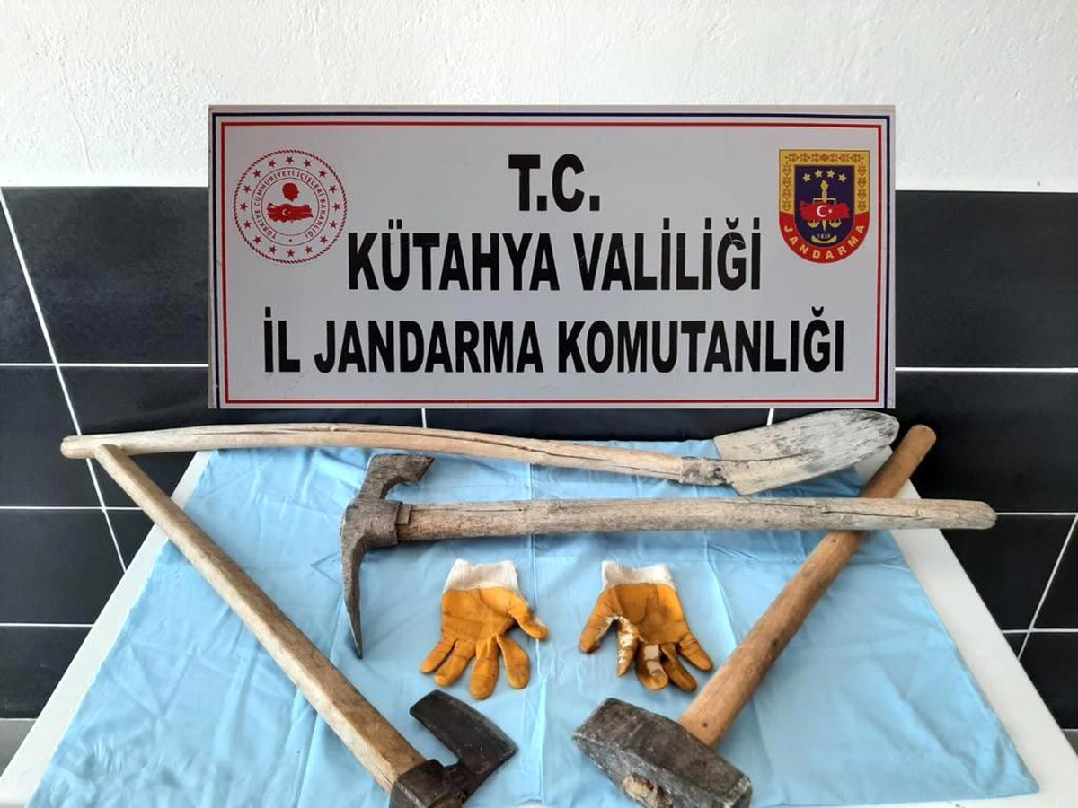 Kaçak kazı yapan 2 kişi suçüstü yakalandı