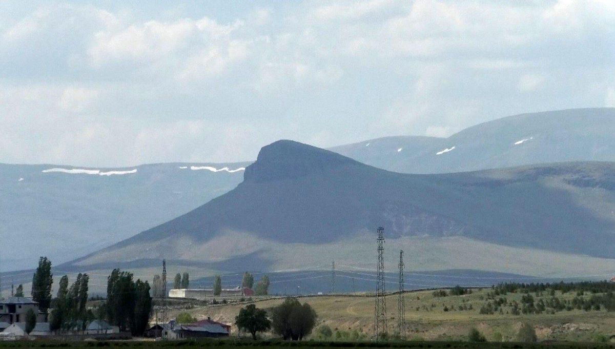 Kars\'ta, goril siluetine benzeyen dağ görenleri şaşırtıyor