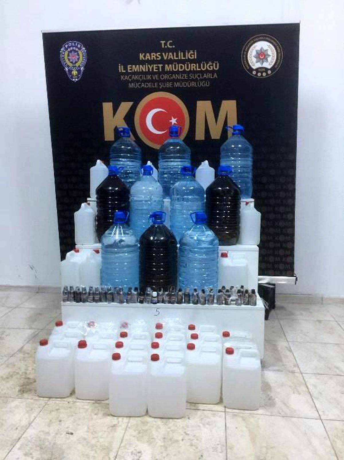 Kars\'ta otel odasında 190 litre sahte içki ele geçirildi