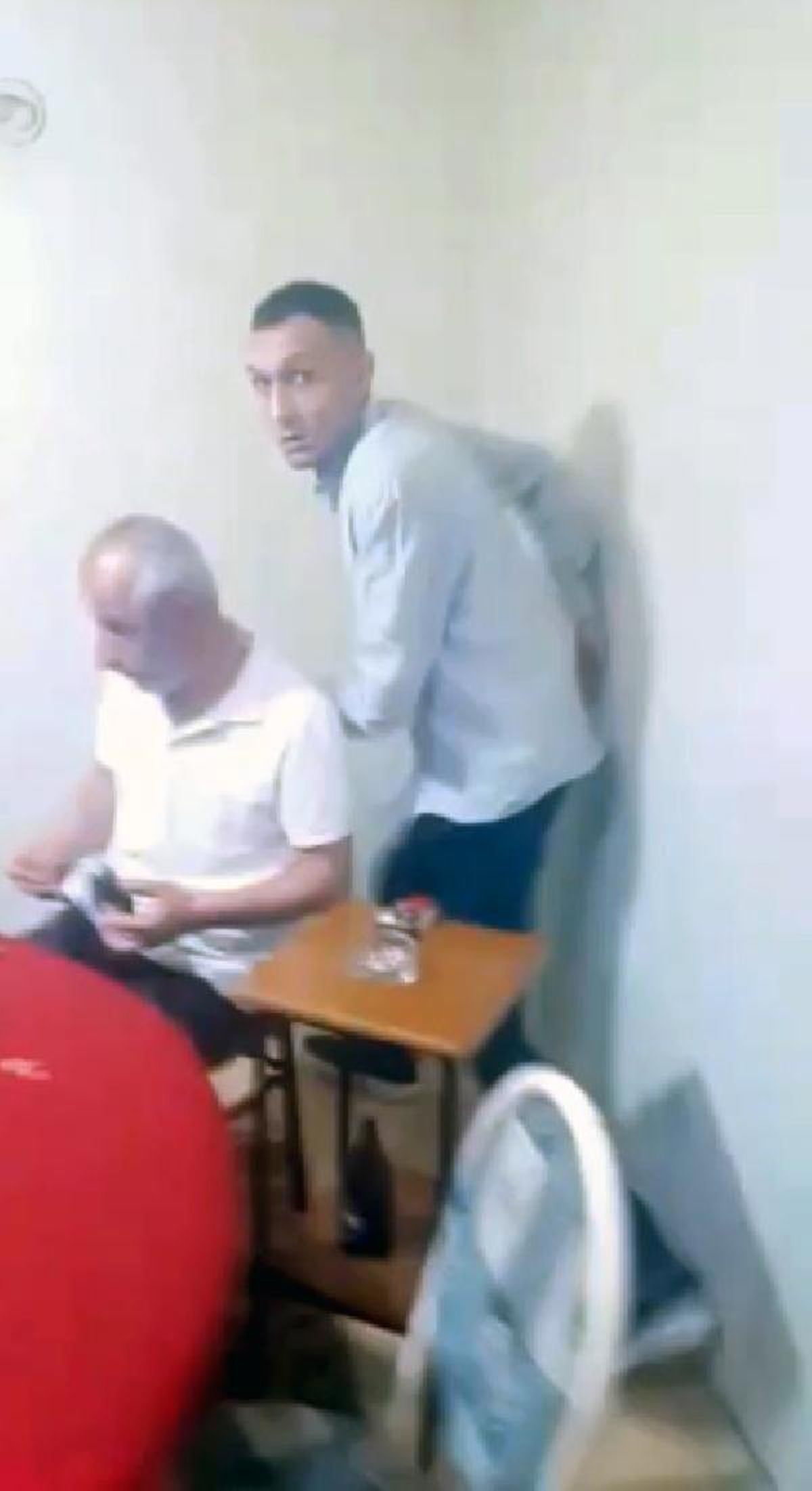 Kumarhaneye çevrilen evde, polisi gören şüphelilerin şaşkınlığı yüzüne yansıdı