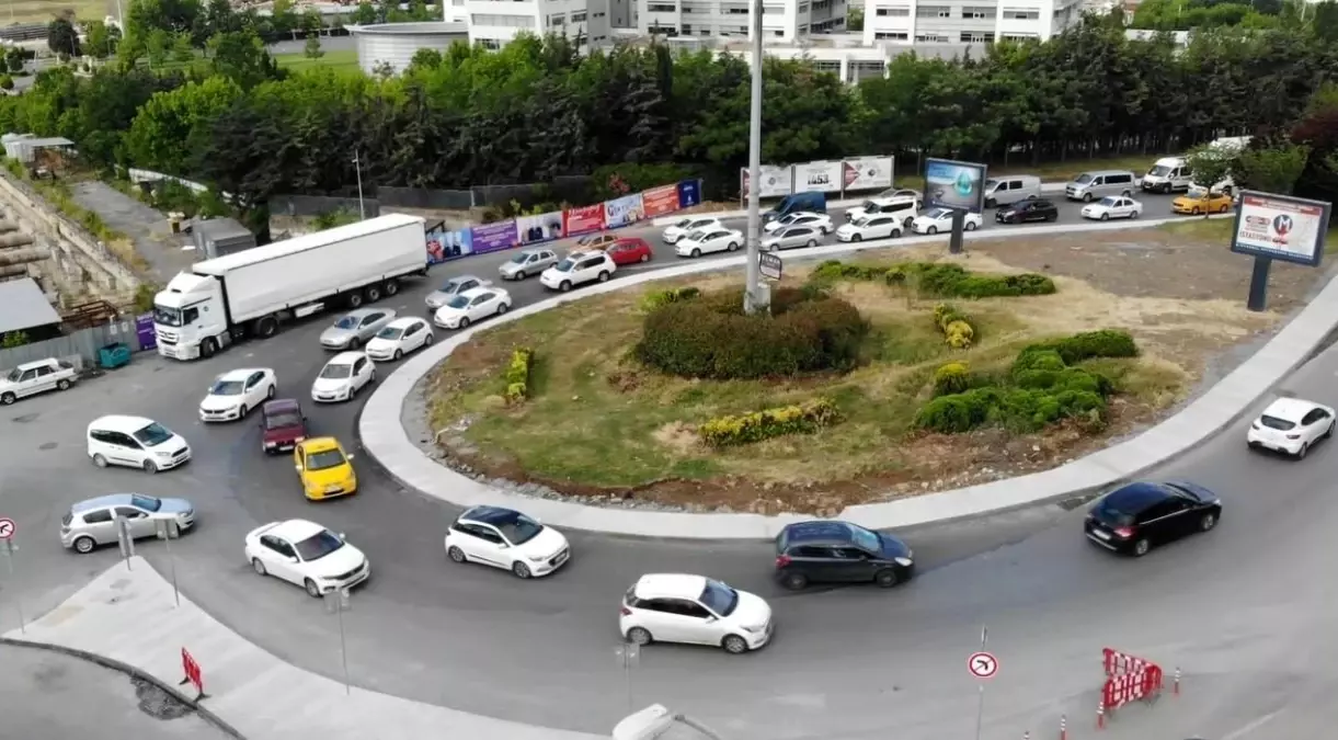 Kuyumcukent\'te İBB\'nin yaptığı kavşak çalışması trafiği kilitledi