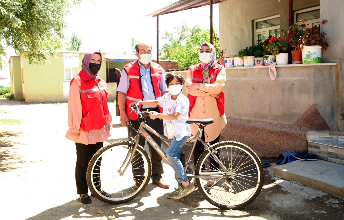 Lösemiyi yenen Kerem\'e Başkan Gürbüz\'den bisiklet